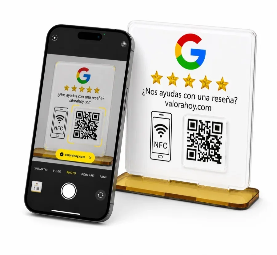 Teléfono escaneando el código de activación de una tarjeta ValoraHoy.